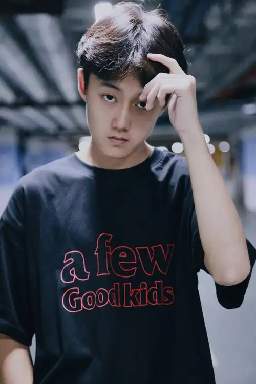 14岁男孩车库写真