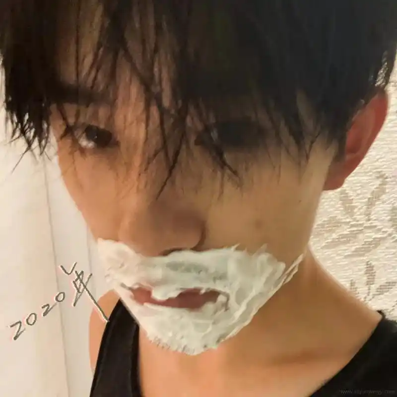 超喜欢的三张自拍.#易烊千玺 #易烊千玺自拍 - 抖音