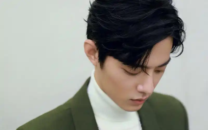 肖战帅气最新壁纸_人气男神肖战