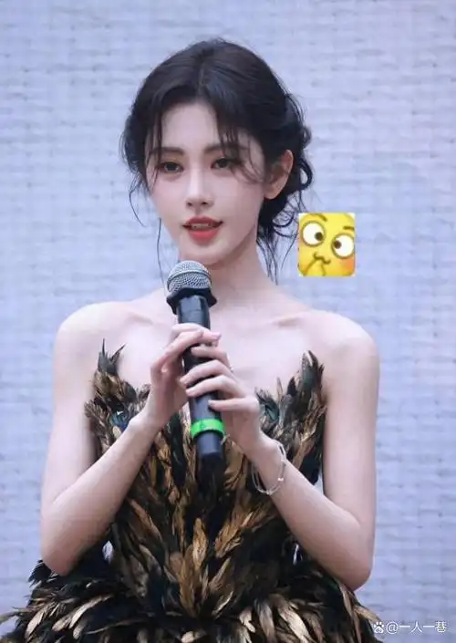 鞠婧祎红毯亮相引发热议:"倒三角"脸型成为焦点,整容传闻不断!