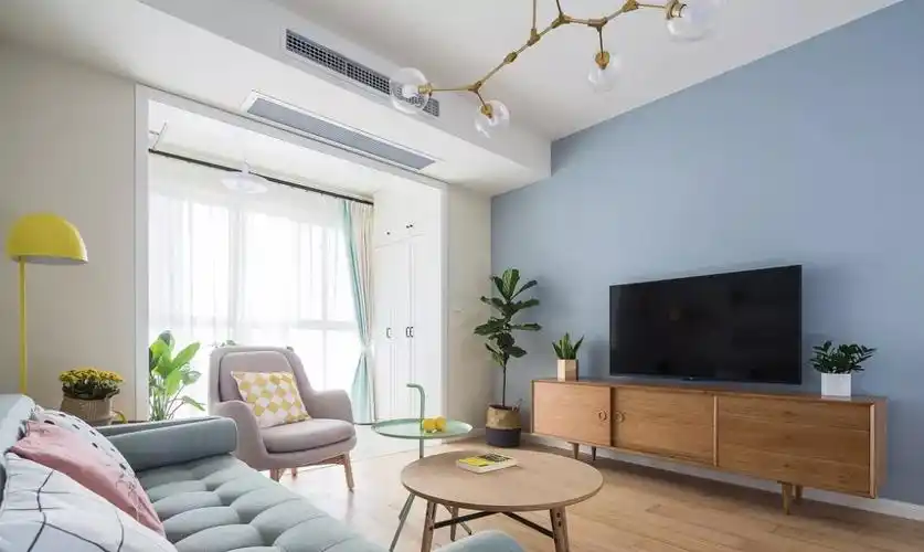 虽然现在看电视频率低了,但是出色的背景墙能为客厅整体效果加分