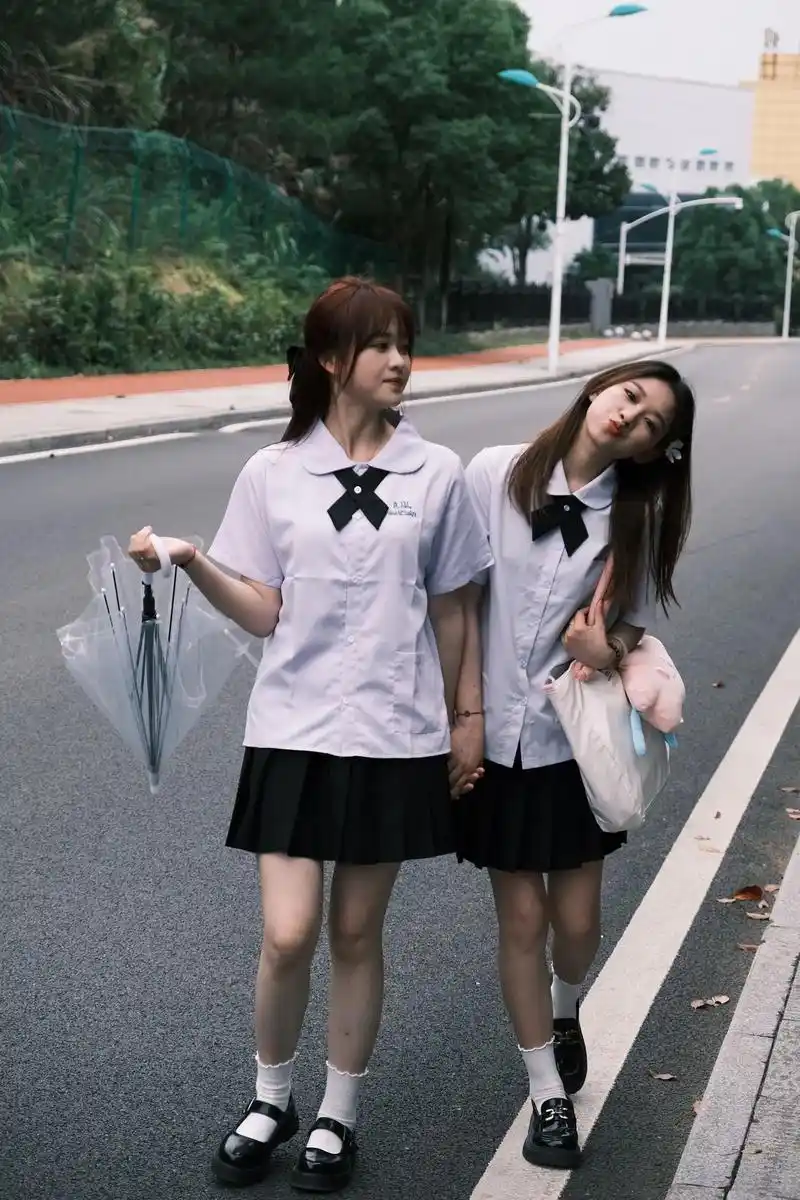 炙热的青春有迹可循 #泰式校服#闺蜜拍照姿势 - 抖音