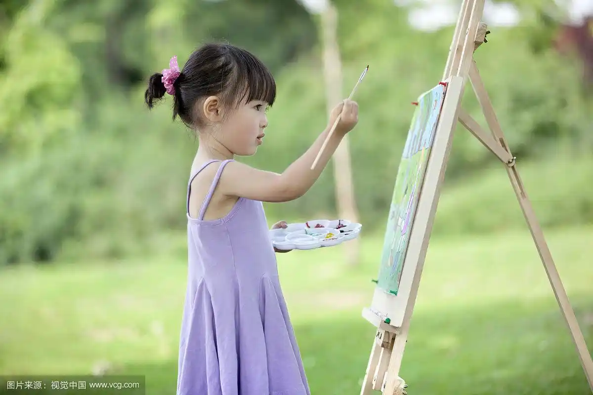 正在画画的小女孩