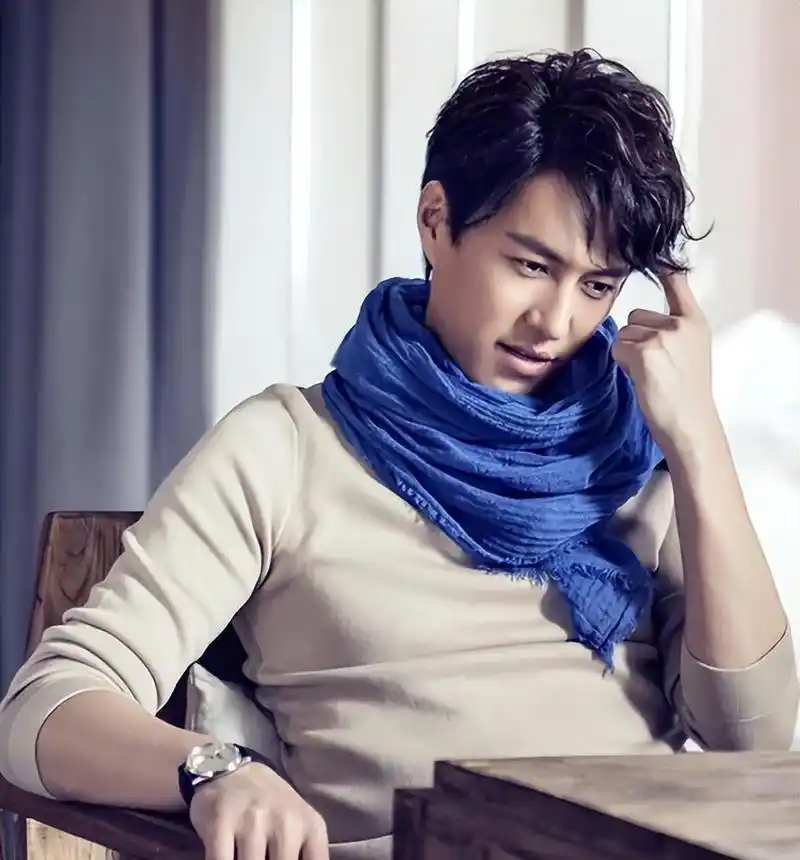 靳东参加两会!他身份好厉害,穿蓝色西装帅气儒雅,领导范儿十足