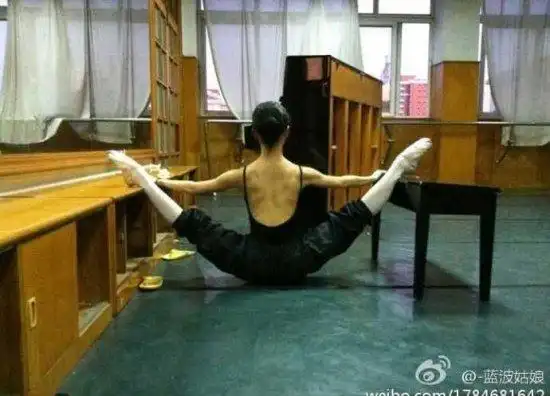 又见美女学姐劈腿一字马 身材好功夫深厚(图)