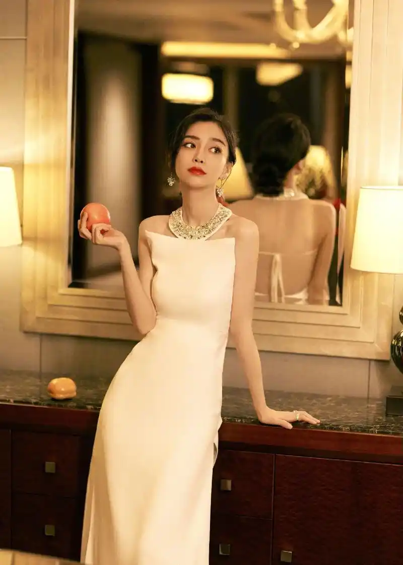 angelababy,一袭azzaro白色高定礼服,配戴着钻 - 抖音