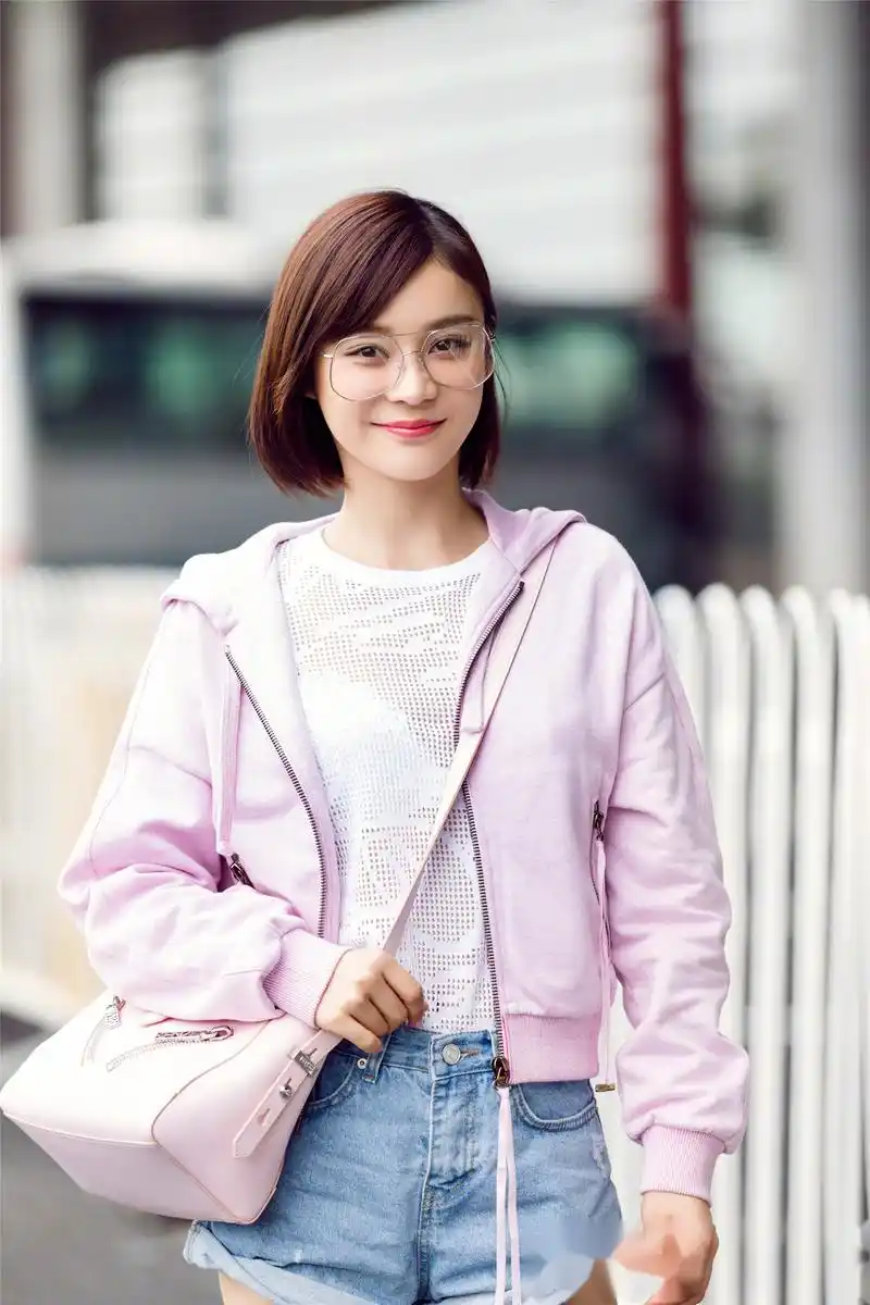 少女袁姗姗开启巴黎时尚之旅又开始了"粉色杀",粉色帽衫搭配牛仔短裤