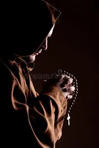 双手合十祈祷的和尚照片