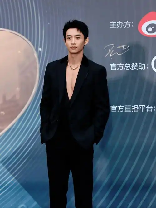 营业_蔡徐坤_照片