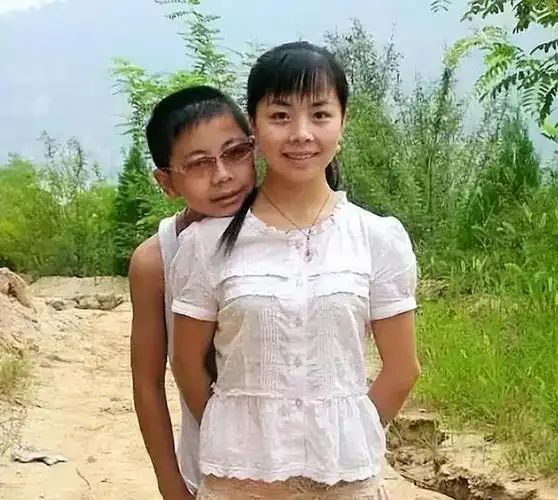 歌手王二妮23岁成名放弃百万年薪下嫁农村丈夫如今过得怎样