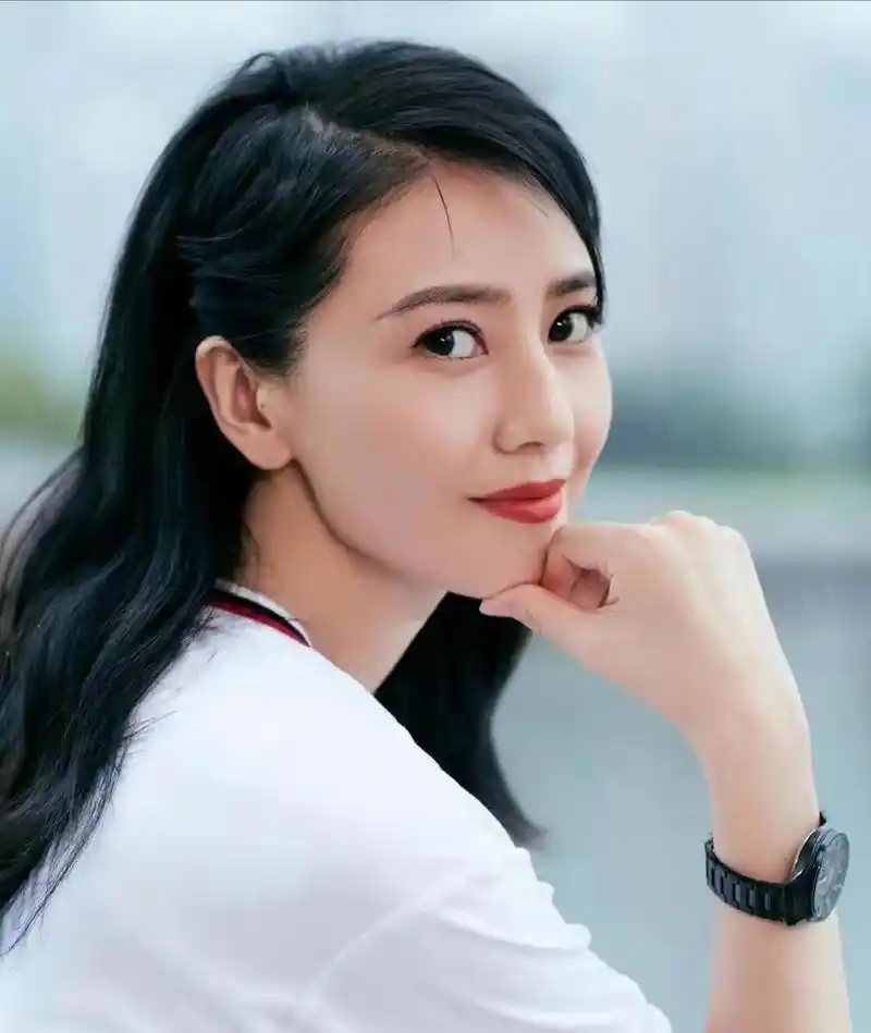 看高圆圆的侧脸温柔甜美,可爱动人,魅力无比!#高圆圆# #娱乐