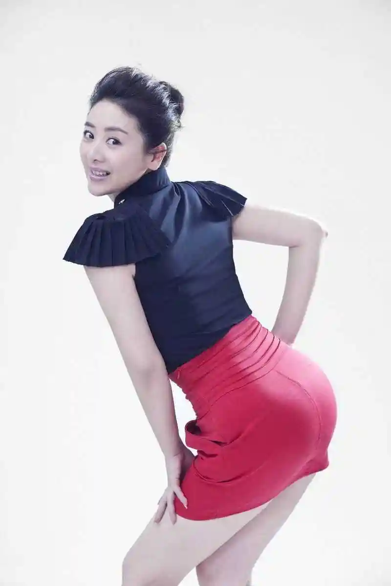 小李琳(原名李佳璘),1980年8月4日出生于湖北武汉,毕业于上海戏剧学院