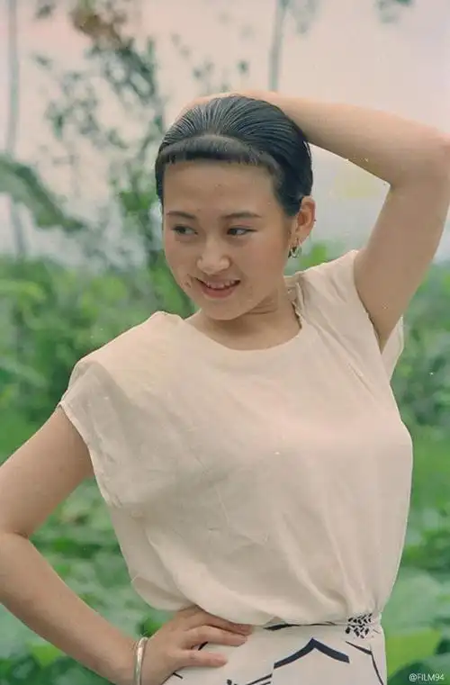 许晴罕见老照片:从10岁到51岁,第9张开始,黑圆小妞蜕变白富美