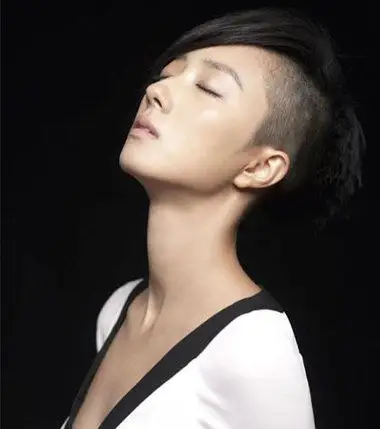 将额头上的刘海梳成倾斜前,鬓角的头发整齐又自然,女生剃鬓角之后的