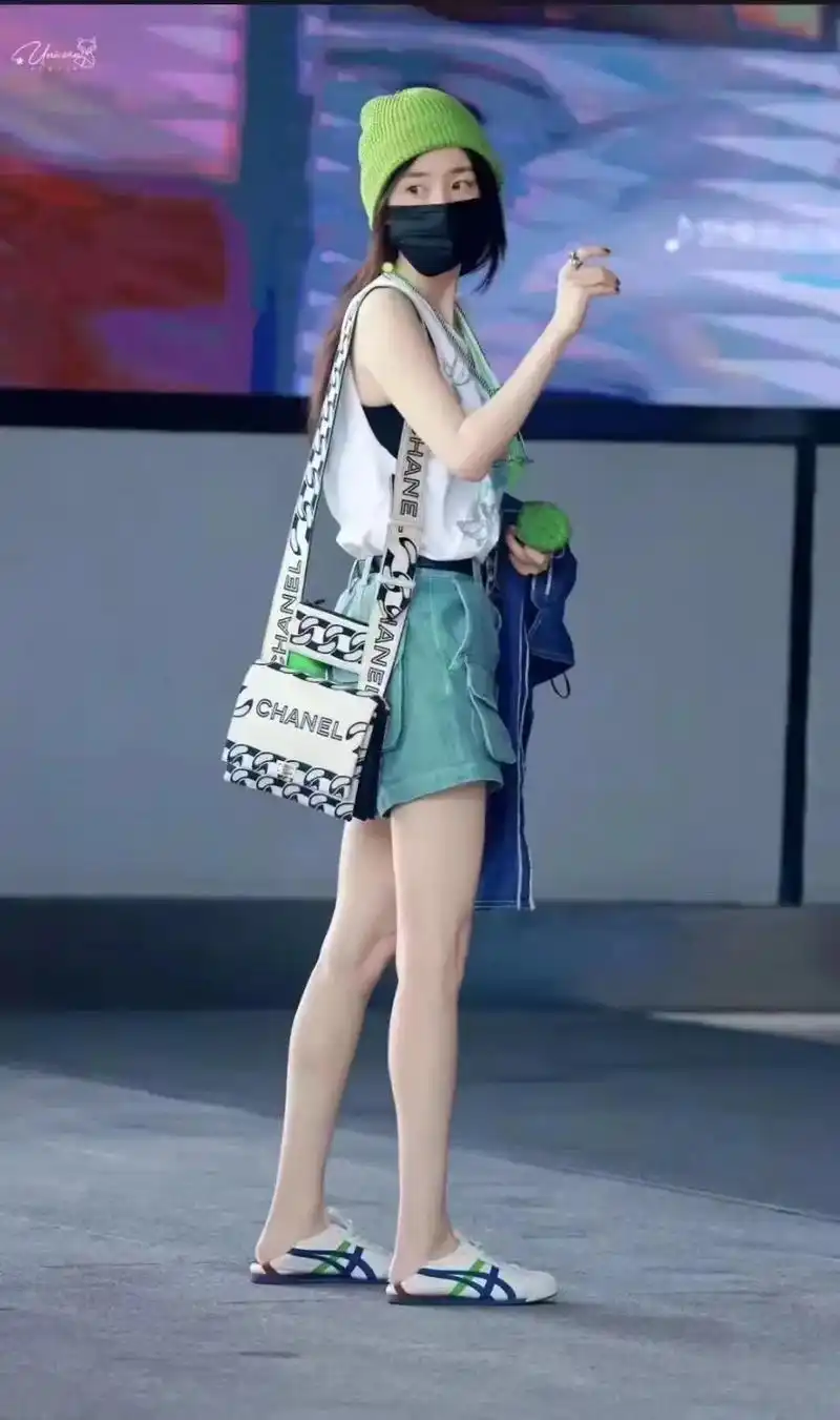 杨幂今日机场私服 夏日背心清爽穿搭 夏日绿色点缀的清凉穿搭! - 抖音
