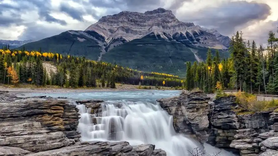 阿萨巴斯卡瀑布,阿尔伯塔省,加拿大,树木,山脉 桌布 - 1920x1080 全