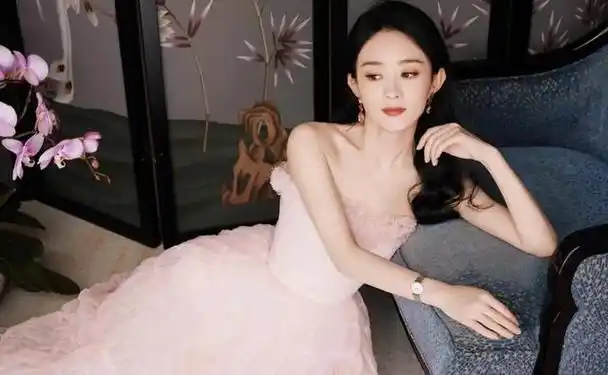 赵丽颖是中国的知名女演员,她一直以来保持着苗条的身材和健康的形象.