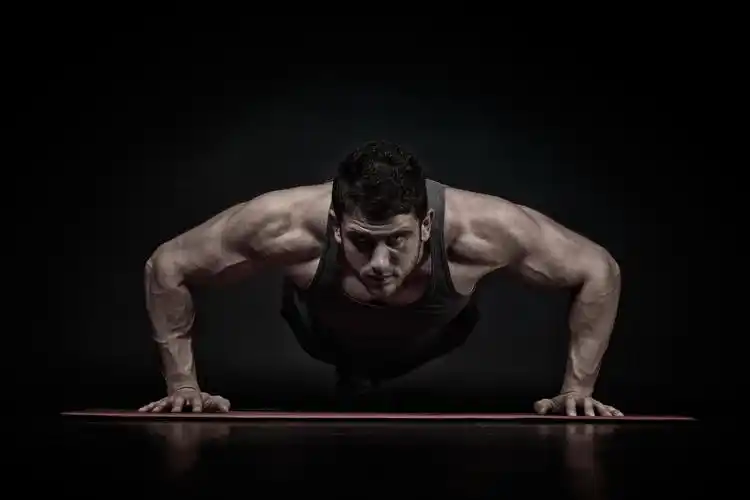 男子拿哑铃肌肉美特写图理发店理发师美发店剪头发国外美发店年轻人坐