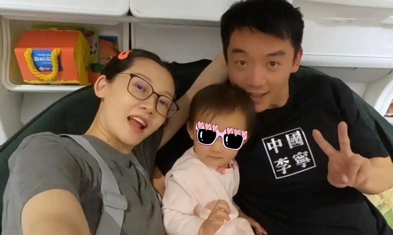 深夜,郑恺发文表白女儿:爸爸回来了,521快乐.