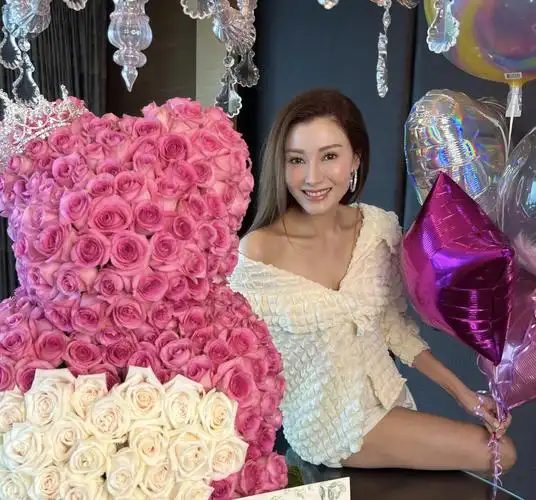 52岁李嘉欣晒美照,穿文胸秀马甲线和4块腹肌,强调称未添加滤镜