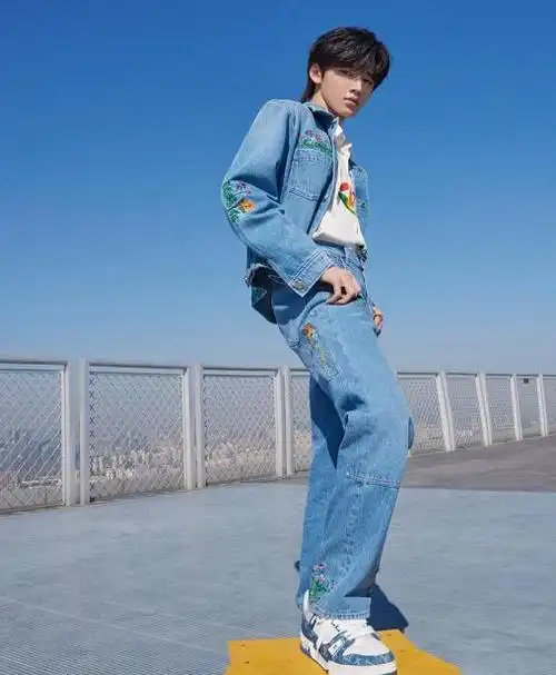 宋亚轩又长高了,生图的腿像开了长腿特效,身高直逼一米九