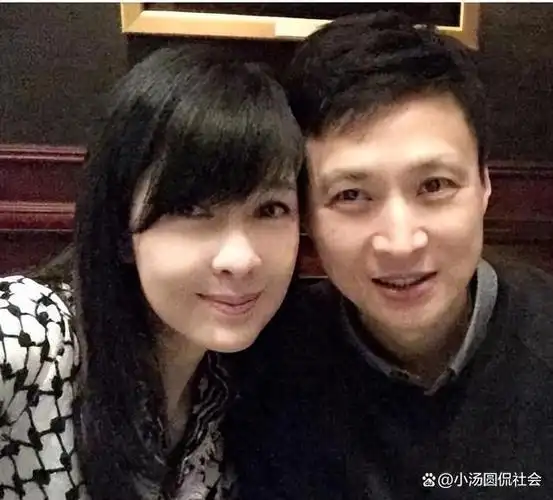 倪震的父亲倪匡年轻时就十分花心,到处都