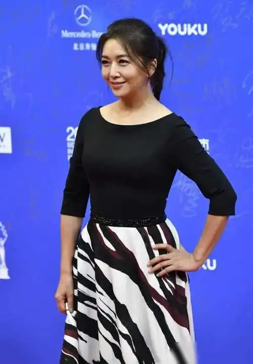 靳东老婆45岁衰老的厉害,素颜坑洼像他姐姐,哪有江珊