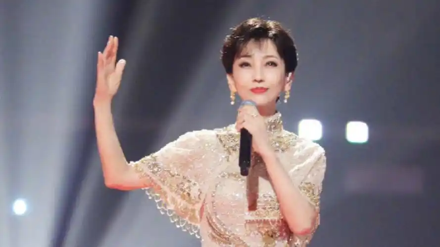 11赵雅芝做客北京卫视综艺节目《滚烫歌会》,与青年歌手兰天齐共同