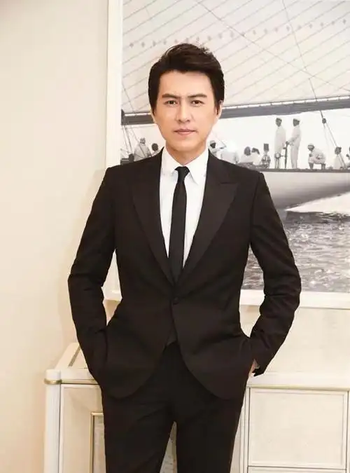 26岁影后李佳:离婚再嫁靳东,高龄产子被宠成公主