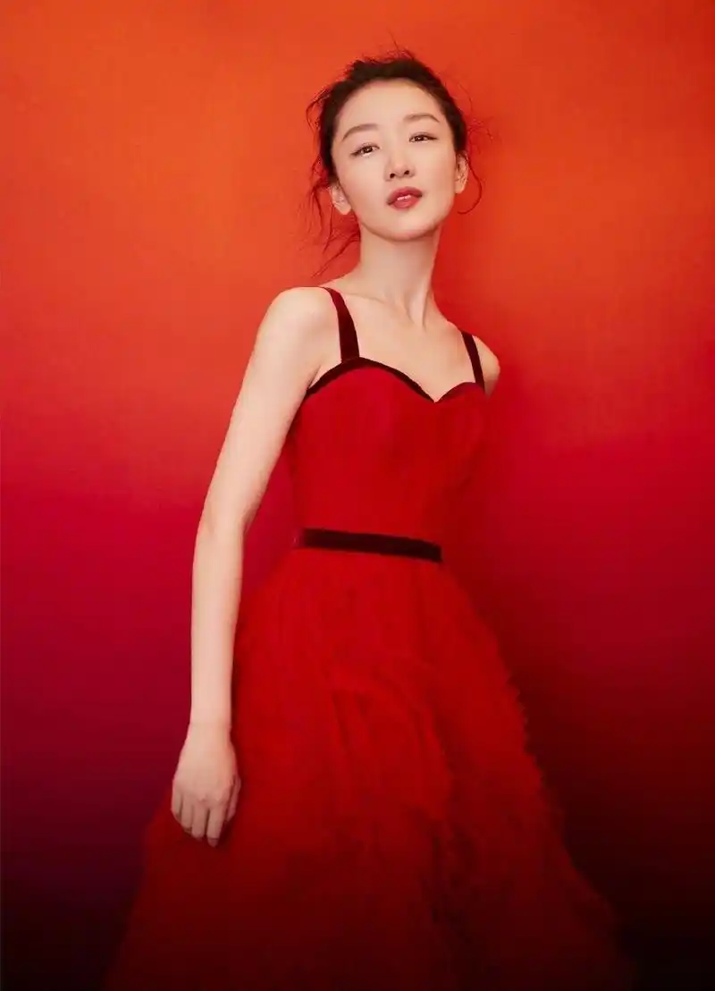 周冬雨身着一身优雅红色长裙,美艳动人.