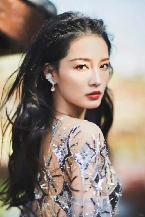 李沁在gq的造型简直让人眼前一亮,仿佛是复古公主走进了现实.