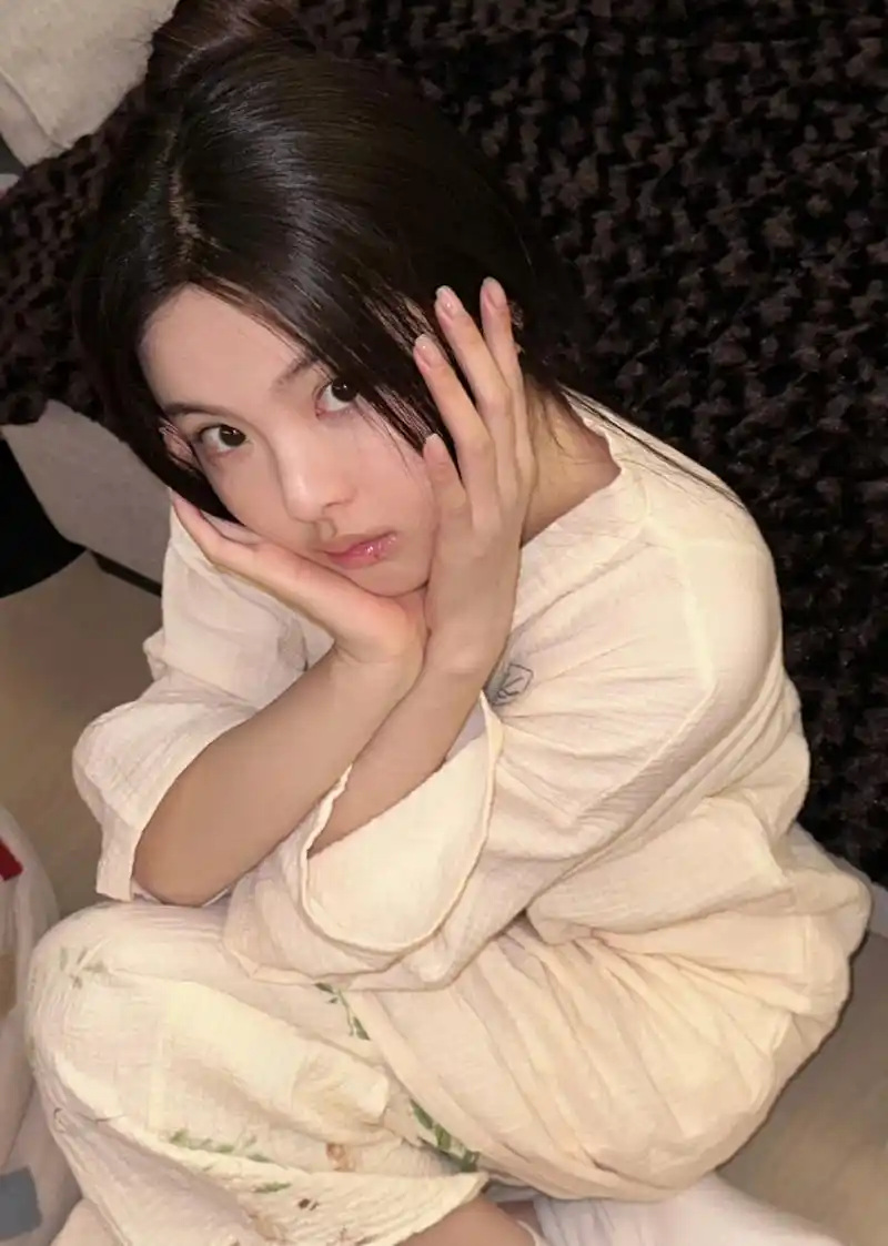 杨超越的素颜状态真显幼态,说是未成年我都信,这才是真素颜,嘴巴上火