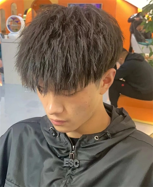 烟花烫也叫纤维烫,烫发的一种,外形蓬松,动感十足,卷曲效果明显,具有