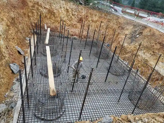 桩机到位进行钻桩孔,根据有关要求严格控制灌桩,开挖承台基础,完善