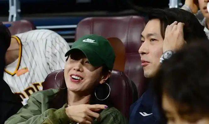 玄彬孙艺珍同框看球赛!