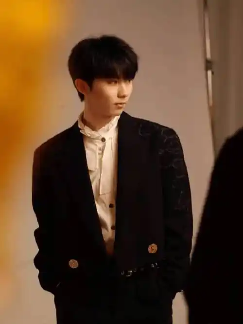 我们的歌马嘉祺白西装造型##期待马嘉祺我们的歌4