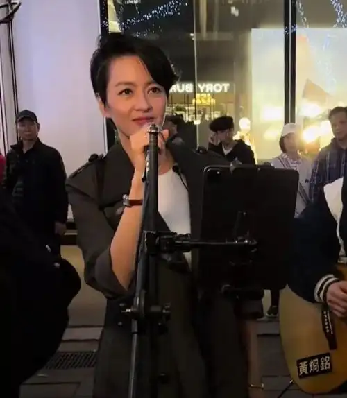 香港女神梁咏琪台北街头献唱网友惊叹风采依旧