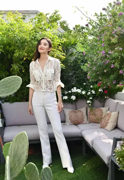 40岁的宋佳真敢穿,粉红色上衣配粉红色超短裙,满屏都是春日气息_时尚