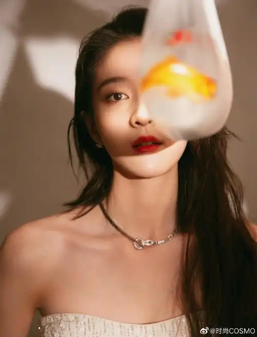 张雪迎抹胸长裙秀白皙肌肤,努力挤事业线秀身材超拼