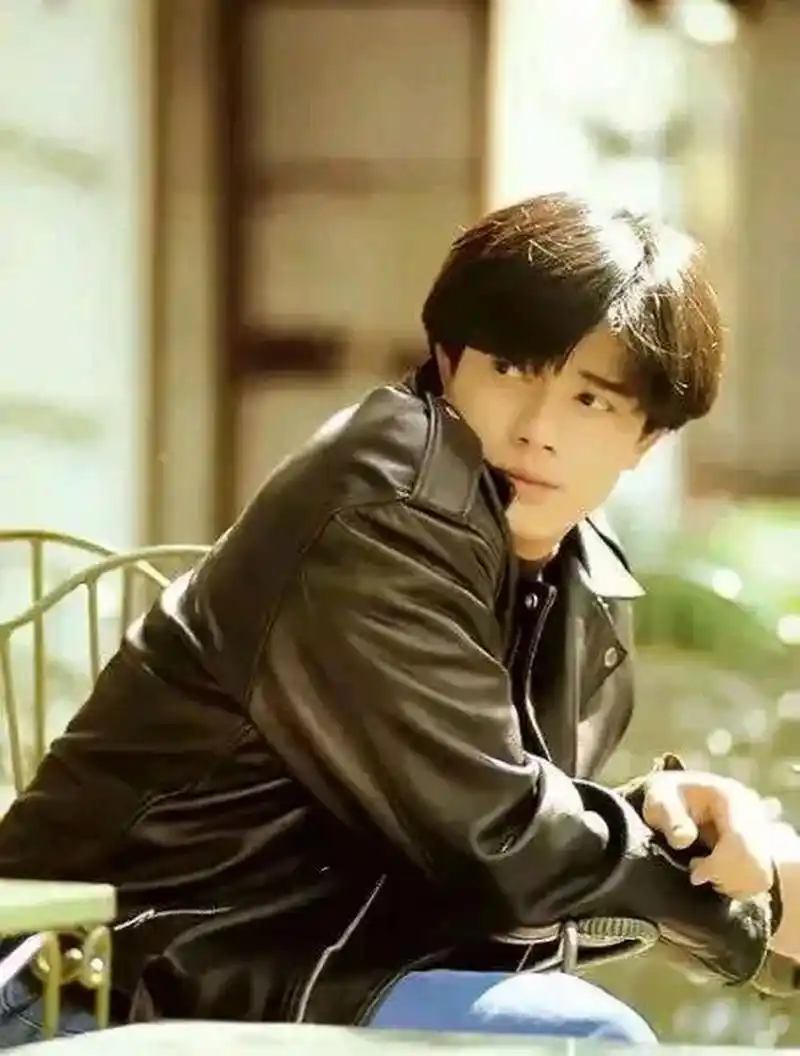 王郭富城,年轻时真是俊俏无比,个子不高,但穿搭很好,年轻时候的郭富城