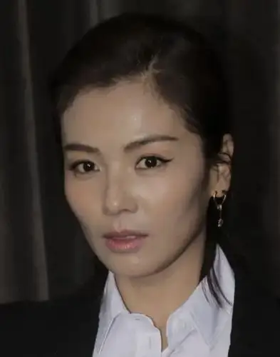 脸上颧骨头突出明星