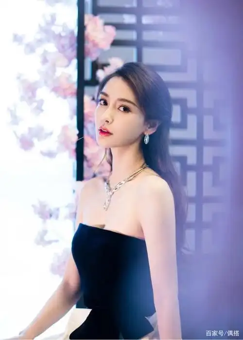 angelababy厉害了!穿吊带衫搭工装裤走机场,这蚂蚁腰确实吸睛