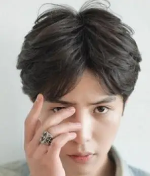 额头比较大的男生,很适合这款中分短发发型吧,自然黑色的头发,搭配上