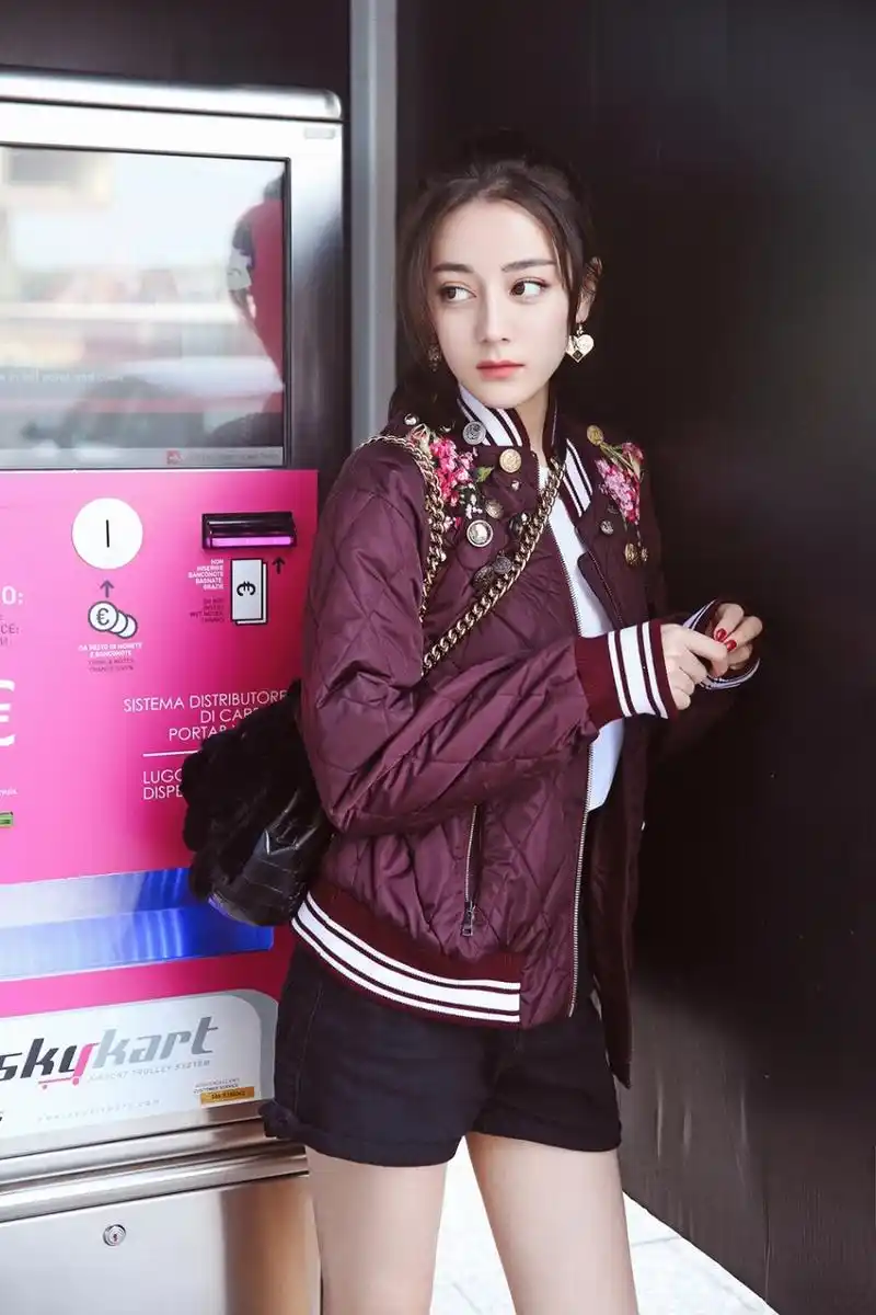 迪丽热巴的这组街拍照真是美翻了,网友纷纷表示看了会深深爱上她