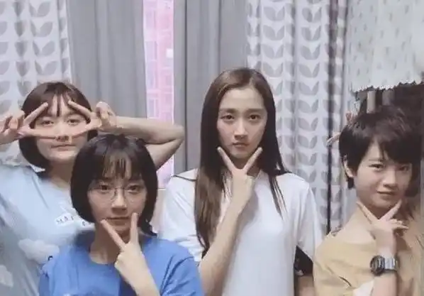 原创关晓彤大学室友被曝光,短发的她比关晓彤还受欢迎,男粉不淡定了