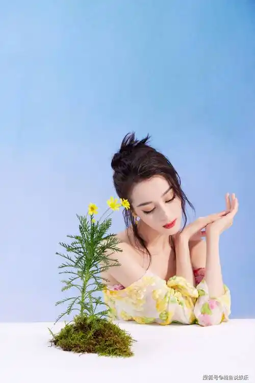 迪丽热巴新造型好漂亮,一袭长裙尽显优雅气质,妥妥的花仙子