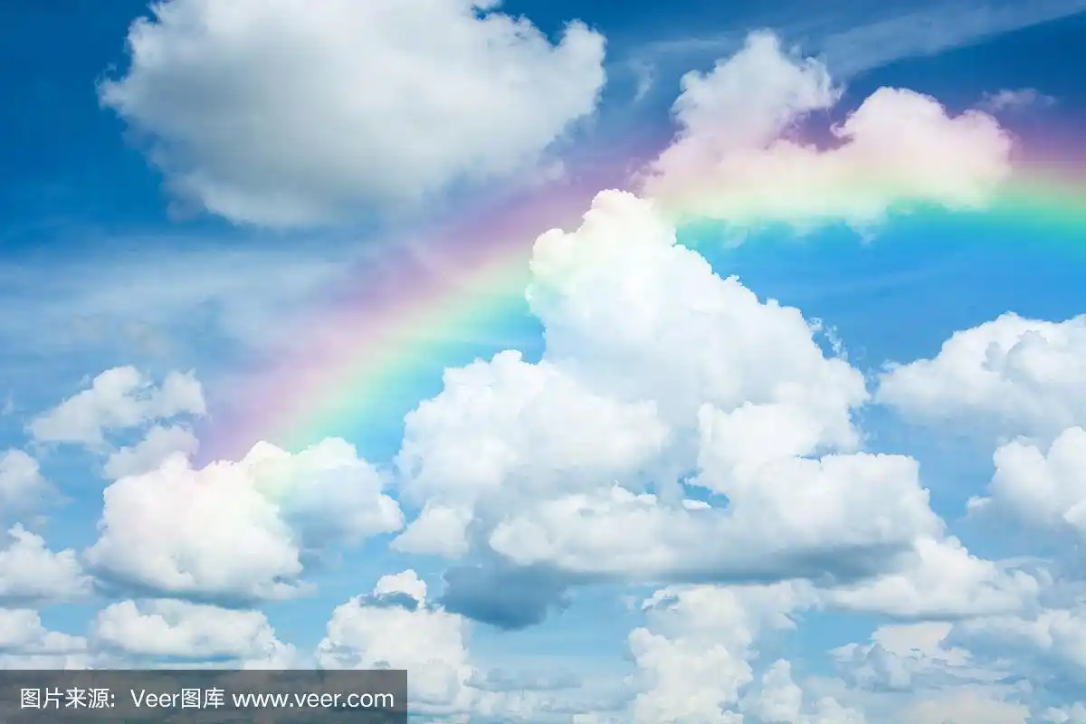 美丽经典的彩虹划过雨后的蓝天