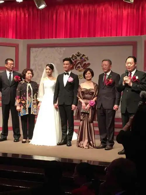 林依晨大婚内场图曝光:换三套礼服咧嘴笑