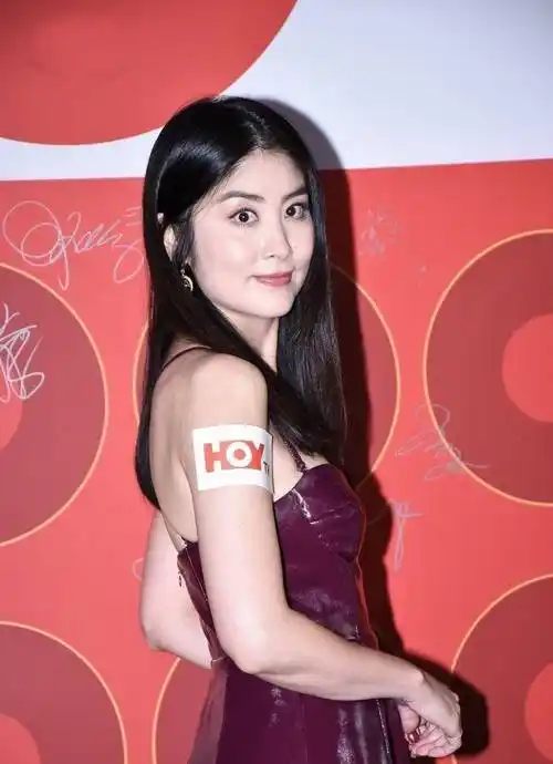 50岁陈慧琳穿酒红色连衣裙亮相活动,气场十足超吸睛,不愧是天后_乐坛