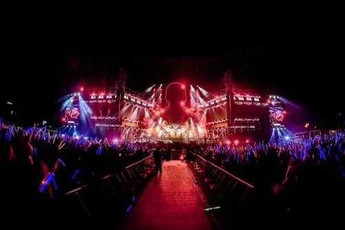 杨坤万人演唱会盐城开唱 导演组打造震撼视听盛宴__凤凰网